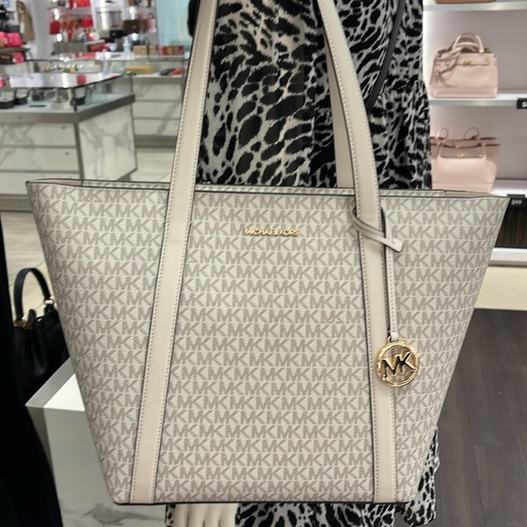 MICHAEL KORS
Pratt Large Signature Logo Tote Shoulder Bag
COLOR LIGHT CREAM
NWT - Picture 3 of 16